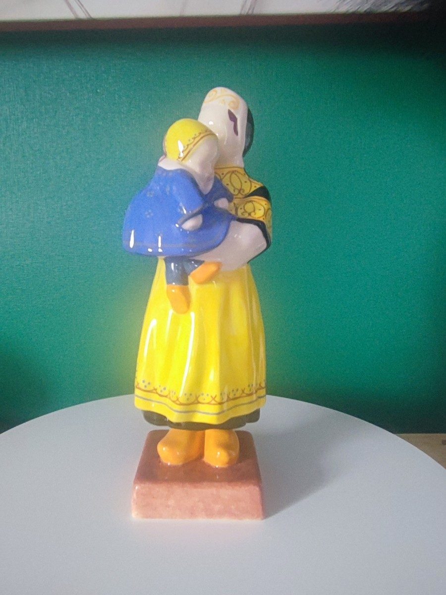 Faïence HB-Henriot Quimper - Bretonne à l'enfant par Berthe Savigny